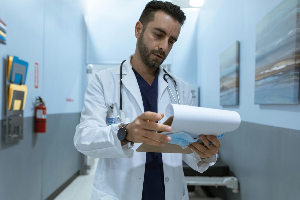 Médico como Profesional Sanitario habilitado para la prescripción, dispensación y administración de medicamentos de prescripción .