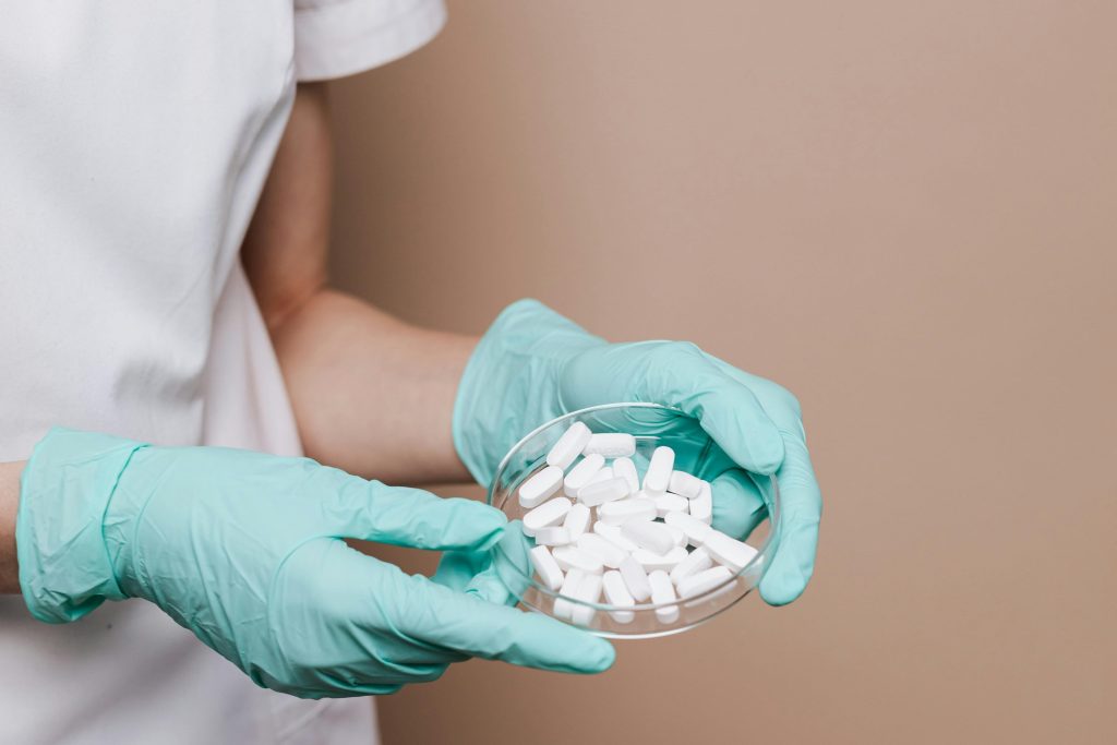 Profesional Sanitario con medicamentos