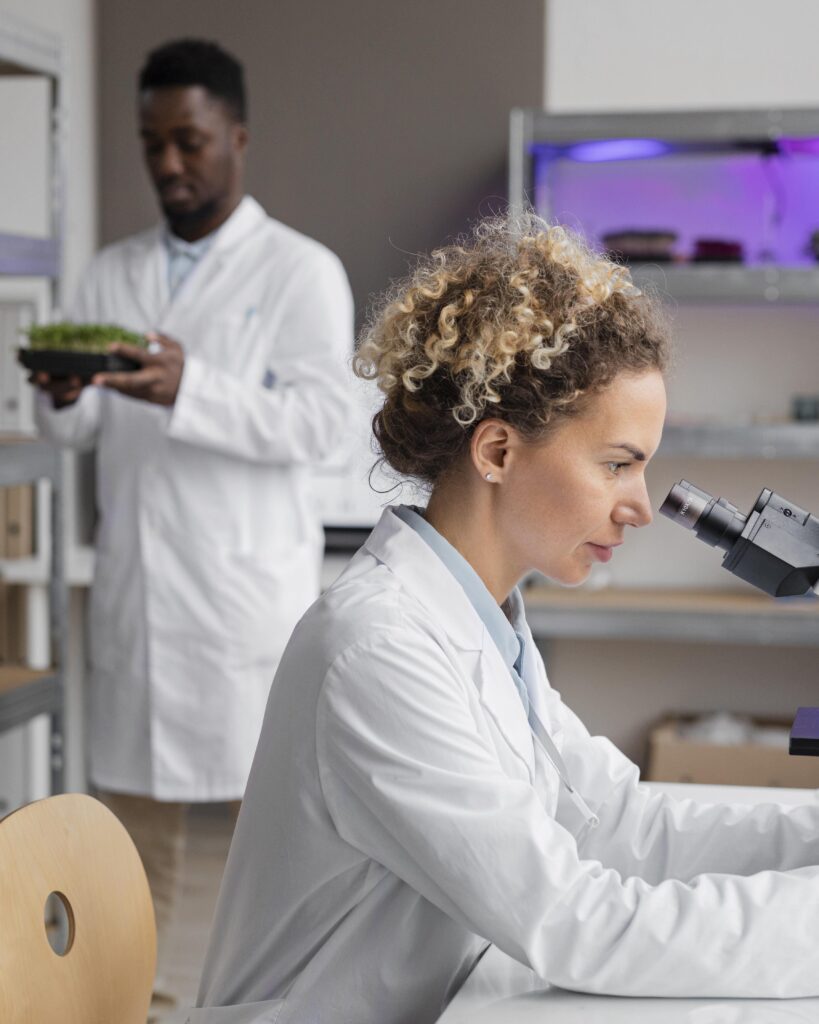 Científica observando a través de un microscopio